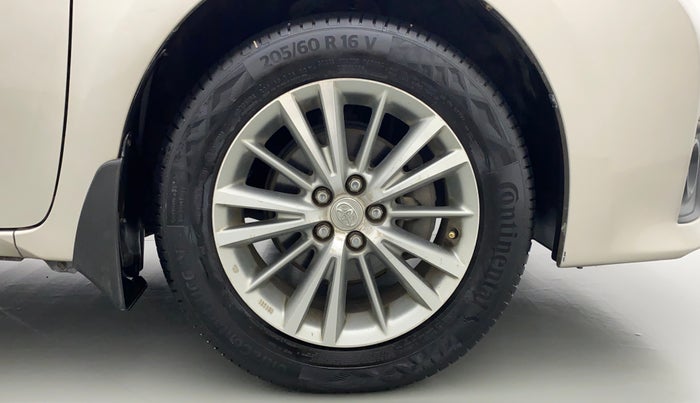 2016 Toyota Corolla Altis GL, Petrol, Manual, 38,845 km, Right Front Wheel