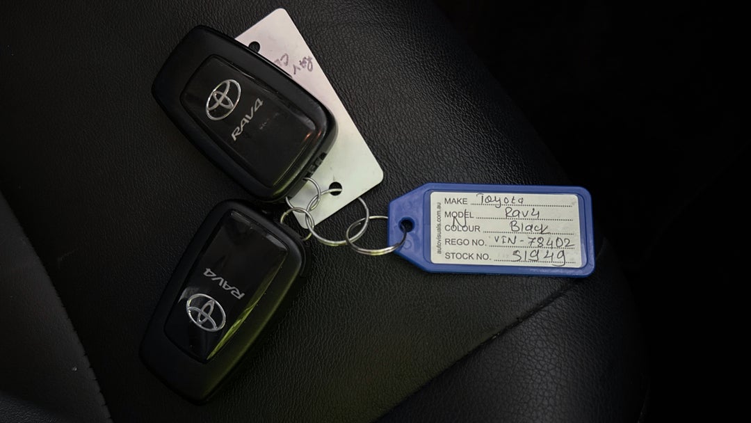 2021 Toyota RAV4 Cruiser (2WD), Automatic, 101962 km, Key Close-up