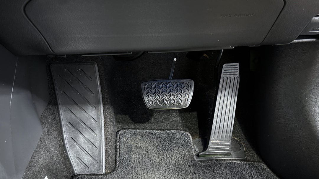 2021 Toyota RAV4 Cruiser (2WD), Automatic, 101962 km, Pedals and Footmat
