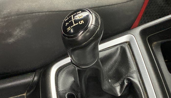 2018 Maruti Swift VXI, Petrol, Manual, 30,426 km, Gear lever - Knob has minor damage