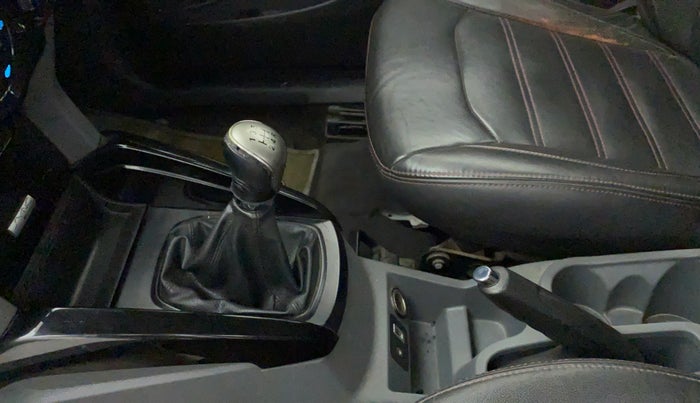 2014 Ford Ecosport 1.5 TITANIUMTDCI OPT, Diesel, Manual, 86,925 km, Gear lever - Knob cover torn