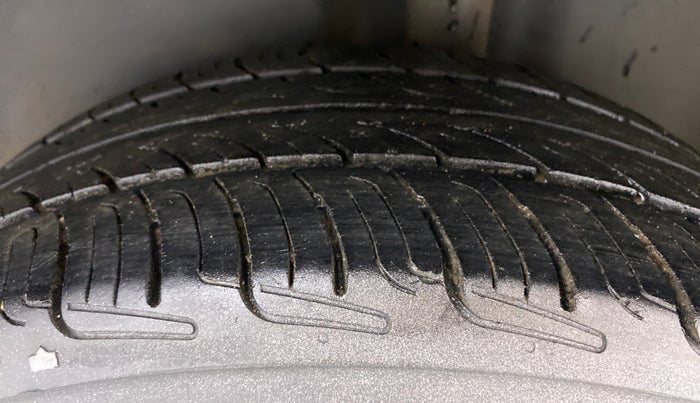 2017 Volkswagen Ameo COMFORTLINE 1.2, Petrol, Manual, 95,333 km, Left Rear Tyre Tread