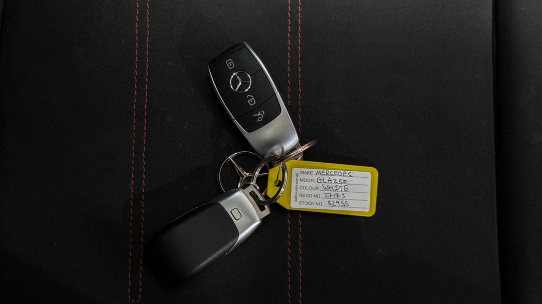 2021 Mercedes-benz GLA 250 4matic, Automatic, 16149 km, Key Close-up