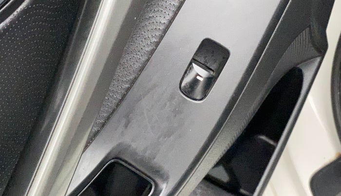 2015 Hyundai New Elantra 1.8 SX AT VTVT, Petrol, Automatic, 1,19,067 km, Left front window switch / handle - Power window makes minor noise