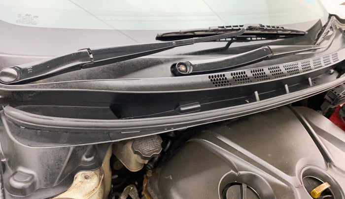 2015 Hyundai New Elantra 1.8 SX AT VTVT, Petrol, Automatic, 1,19,067 km, Bonnet (hood) - Cowl vent panel has minor damage