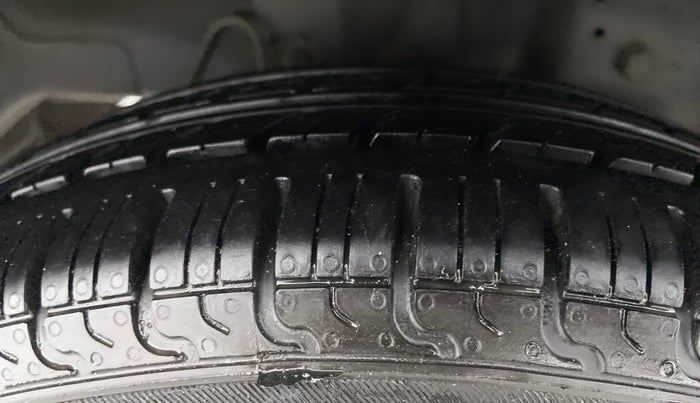 2016 Hyundai Eon MAGNA + 1.0 LITRE KAPPA, Petrol, Manual, 54,615 km, Right Rear Tyre Tread