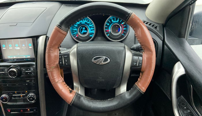 2018 Mahindra XUV500 W7, Diesel, Manual, 90,493 km, Steering Wheel Close Up