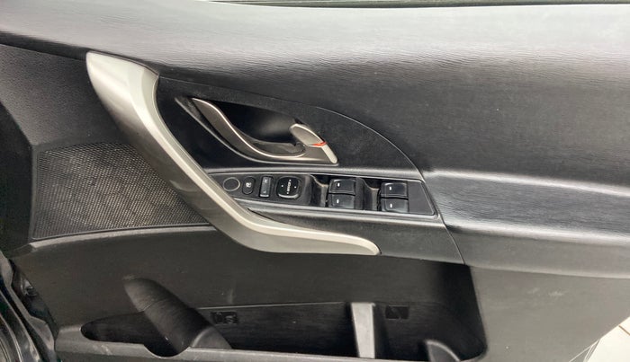 2018 Mahindra XUV500 W7, Diesel, Manual, 90,493 km, Right front window switch / handle - Power window makes minor noise
