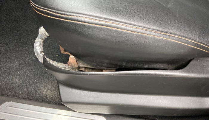 2018 Mahindra XUV500 W7, Diesel, Manual, 90,493 km, Front left seat (passenger seat) - Seat side trim has minor damage