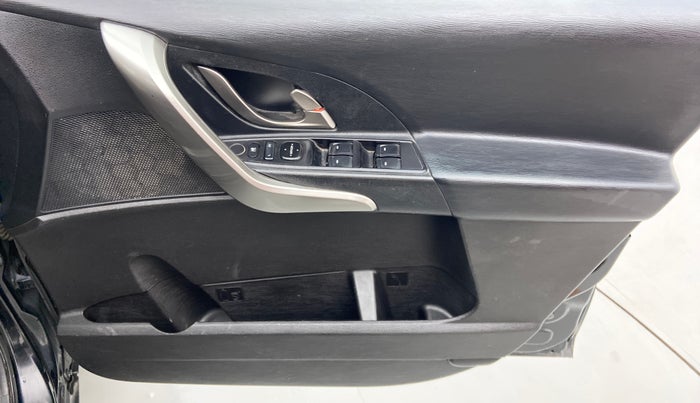 2018 Mahindra XUV500 W7, Diesel, Manual, 90,493 km, Driver Side Door Panels Control