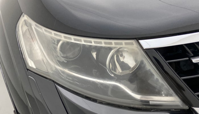2018 Mahindra XUV500 W7, Diesel, Manual, 90,493 km, Right headlight - Faded
