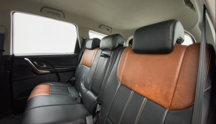 2018 Mahindra XUV500 W7, Diesel, Manual, 90,493 km, Right Side Rear Door Cabin