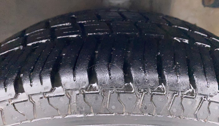 2014 Hyundai Eon MAGNA PLUS, Petrol, Manual, 61,358 km, Right Front Tyre Tread