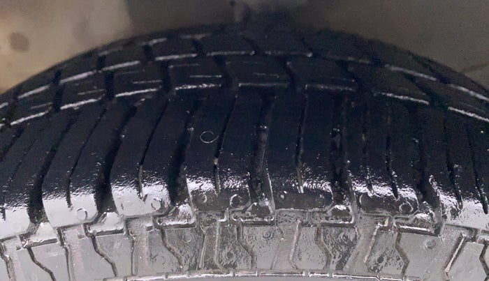2014 Hyundai Eon MAGNA PLUS, Petrol, Manual, 61,358 km, Left Front Tyre Tread