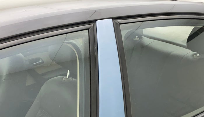 2011 Volkswagen Vento TRENDLINE 1.6, Petrol, Manual, 37,237 km, Left B pillar - Paint is slightly faded