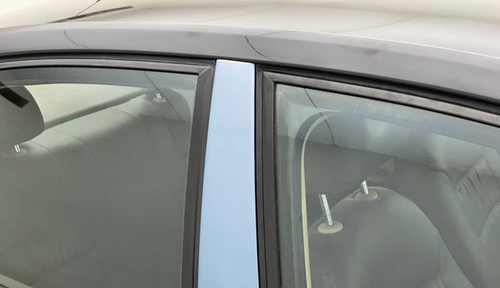 2011 Volkswagen Vento TRENDLINE 1.6, Petrol, Manual, 37,237 km, Right B pillar - Paint is slightly faded