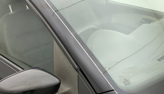2011 Volkswagen Vento TRENDLINE 1.6, Petrol, Manual, 37,237 km, Right A pillar - Paint is slightly faded
