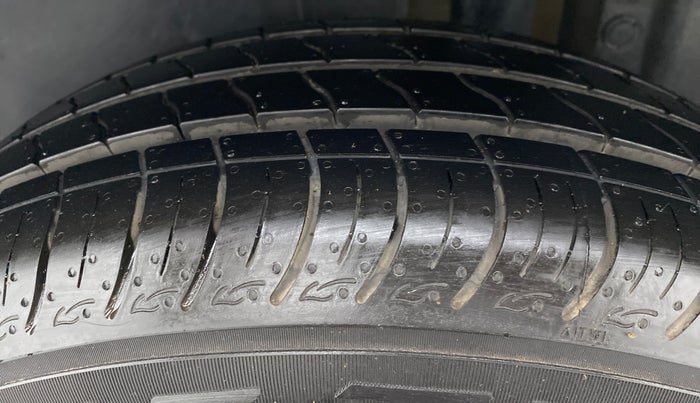 2015 Maruti Swift ZDI, Diesel, Manual, 86,907 km, Left Rear Tyre Tread