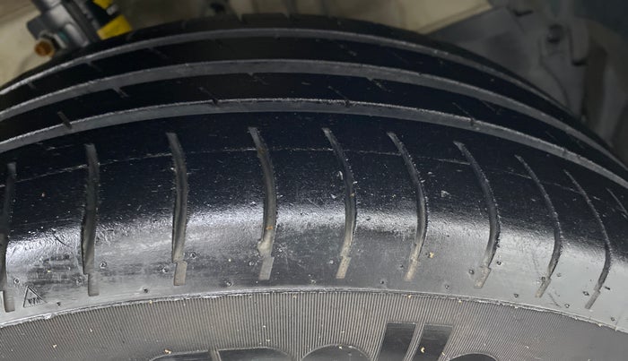 2015 Maruti Swift ZDI, Diesel, Manual, 86,907 km, Right Front Tyre Tread
