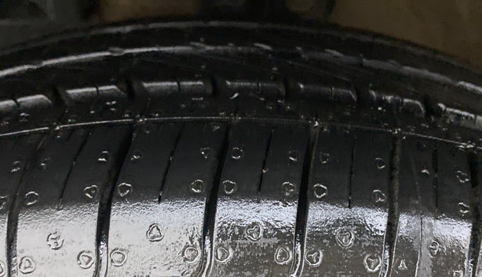 2018 Mahindra KUV 100 NXT K8 P 6 STR, Petrol, Manual, 9,303 km, Left Front Tyre Tread