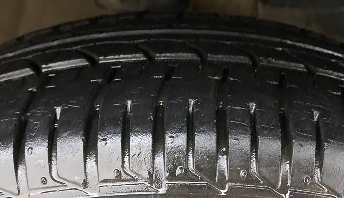 2018 Mahindra KUV 100 NXT K8 P 6 STR, Petrol, Manual, 9,303 km, Right Front Tyre Tread