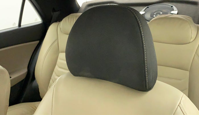2017 Hyundai Elite i20 SPORTZ 1.2, Petrol, Manual, 73,928 km, Front left seat (passenger seat) - Cover slightly torn