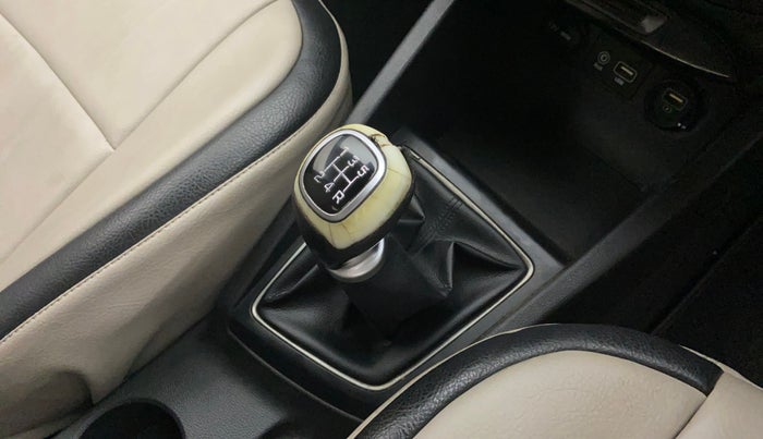 2018 Hyundai Elite i20 ASTA 1.2 (O), Petrol, Manual, 56,070 km, Gear lever - Knob has minor damage