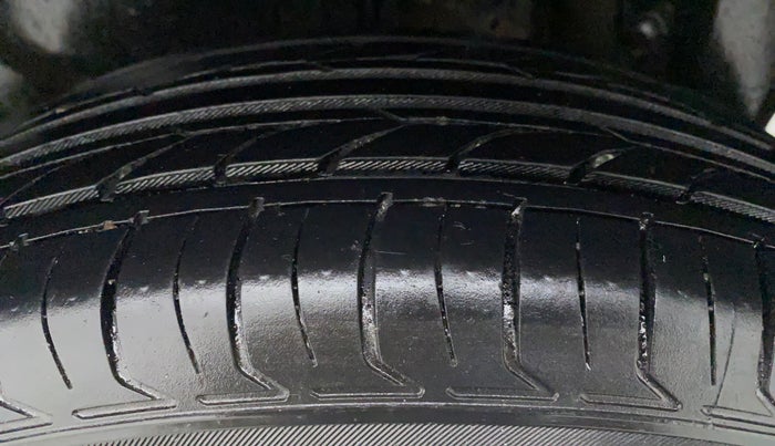 2015 Maruti Swift Dzire VXI, Petrol, Manual, 52,630 km, Right Front Tyre Tread