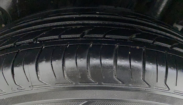2015 Maruti Swift Dzire VXI, Petrol, Manual, 52,630 km, Right Rear Tyre Tread