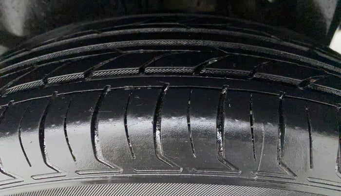 2015 Maruti Swift Dzire VXI, Petrol, Manual, 52,630 km, Left Front Tyre Tread