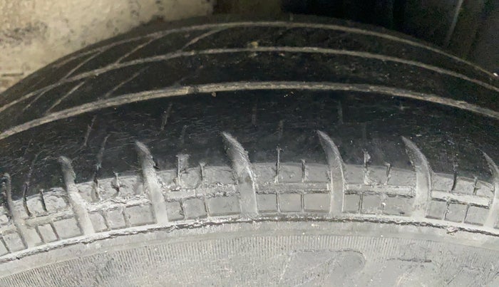 2014 Maruti Ritz VXI, Petrol, Manual, 92,672 km, Left Rear Tyre Tread