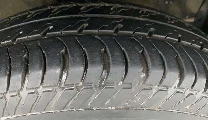 2014 Maruti Ritz VXI, Petrol, Manual, 92,672 km, Right Front Tyre Tread