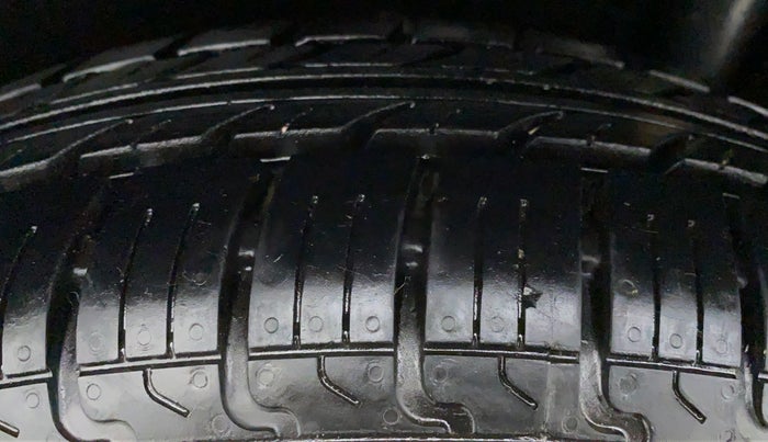 2017 Maruti Swift VXI D, Petrol, Manual, 28,030 km, Right Front Tyre Tread