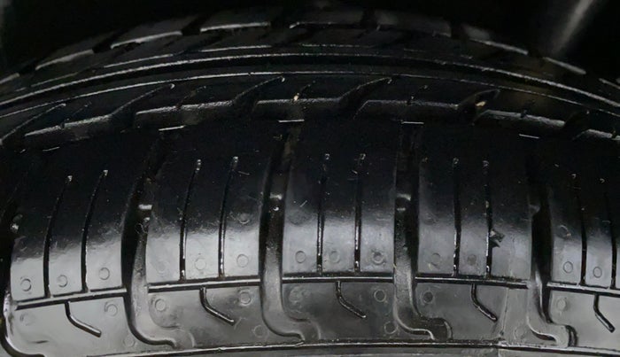 2017 Maruti Swift VXI D, Petrol, Manual, 28,030 km, Right Rear Tyre Tread