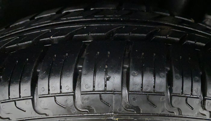 2017 Maruti Swift VXI D, Petrol, Manual, 28,030 km, Left Rear Tyre Tread