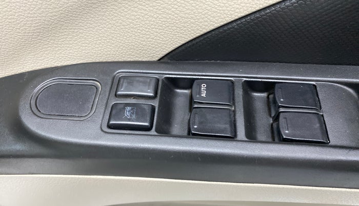 2016 Maruti Celerio VXI CNG D, CNG, Manual, 60,637 km, Right front window switch / handle - Master window function not working
