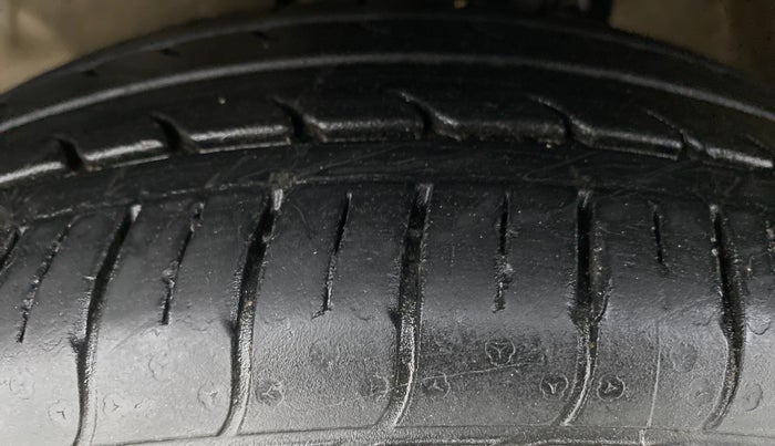 2016 Maruti Celerio VXI CNG D, CNG, Manual, 60,637 km, Left Front Tyre Tread
