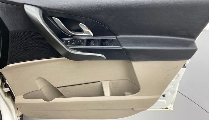 2016 Mahindra XUV500 W6 4X2, Diesel, Manual, 79,313 km, Driver Side Door Panels Control