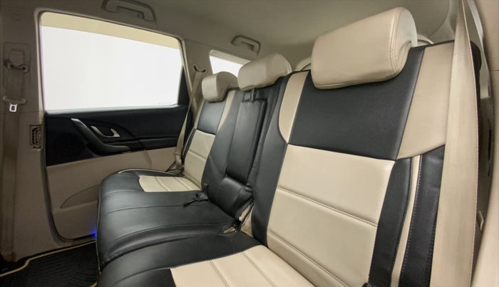2016 Mahindra XUV500 W6 4X2, Diesel, Manual, 79,313 km, Right Side Rear Door Cabin