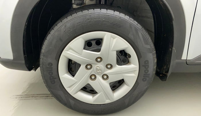 2020 Hyundai VENUE S 1.2, Petrol, Manual, 37,738 km, Left front tyre - Minor crack