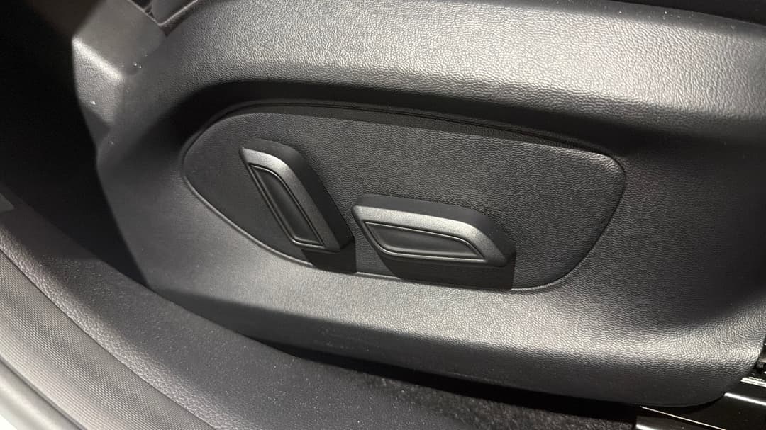 2025 MG Mg5 Essence, Automatic, 4837 km, Drivers Side Adjustment Panel