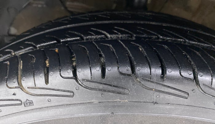 2019 Maruti Swift LXI D, Petrol, Manual, 54,169 km, Left Front Tyre Tread