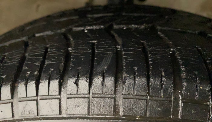 2014 Maruti Ritz VXI, Petrol, Manual, 35,649 km, Right Front Tyre Tread