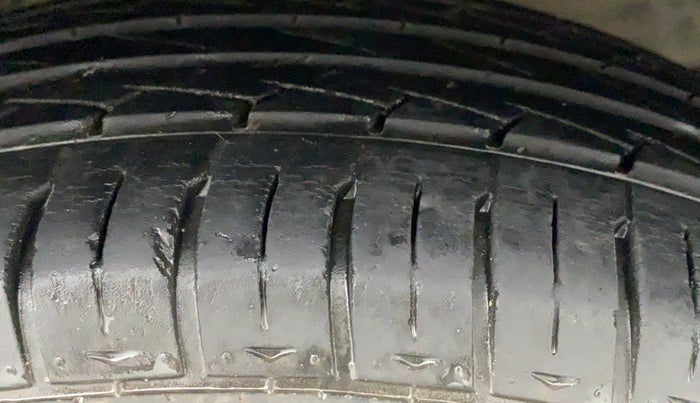 2014 Maruti Ertiga VXI, CNG, Manual, 66,198 km, Right Rear Tyre Tread