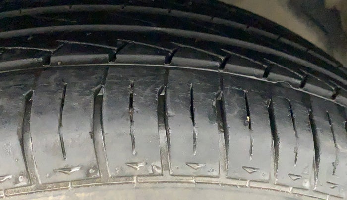 2014 Maruti Ertiga VXI, CNG, Manual, 66,198 km, Right Front Tyre Tread