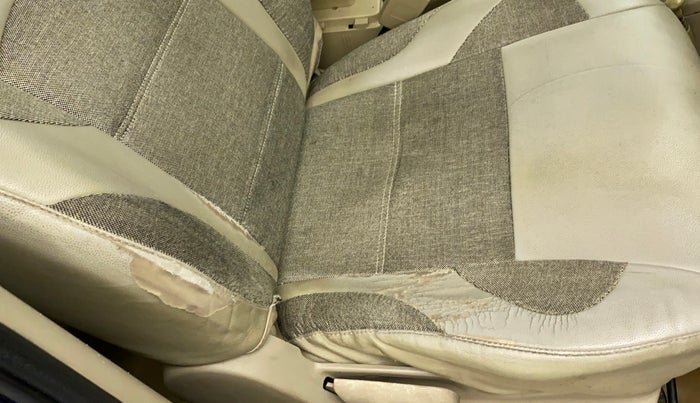 2014 Maruti Ertiga VXI, CNG, Manual, 66,198 km, Driver seat - Cover slightly torn