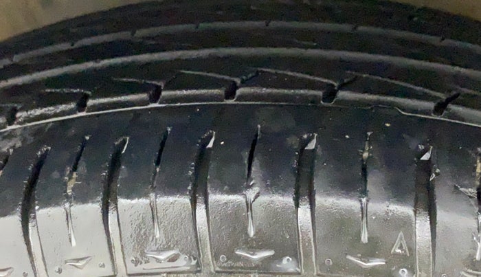 2014 Maruti Ertiga VXI, CNG, Manual, 66,198 km, Left Rear Tyre Tread