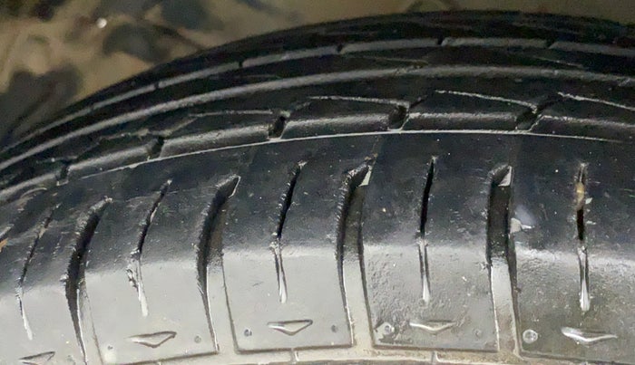 2014 Maruti Ertiga VXI, CNG, Manual, 66,198 km, Left Front Tyre Tread