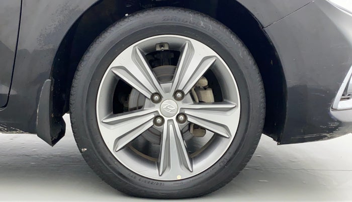 2018 Hyundai Verna 1.6 CRDI SX + AT, Diesel, Automatic, 34,812 km, Right Front Wheel