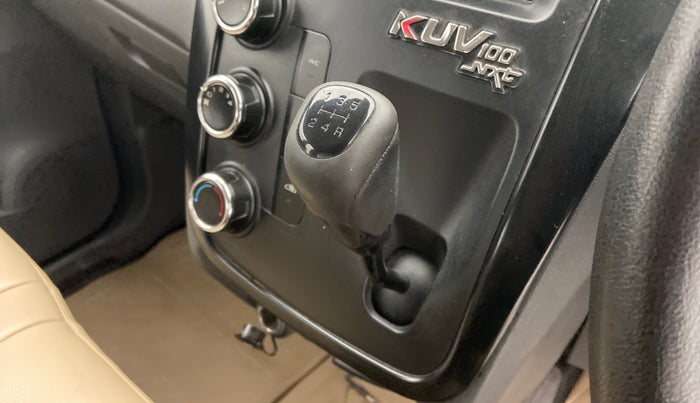 2017 Mahindra KUV 100 NXT K2 6 STR, Petrol, Manual, 63,333 km, Gear lever - Knob cover torn